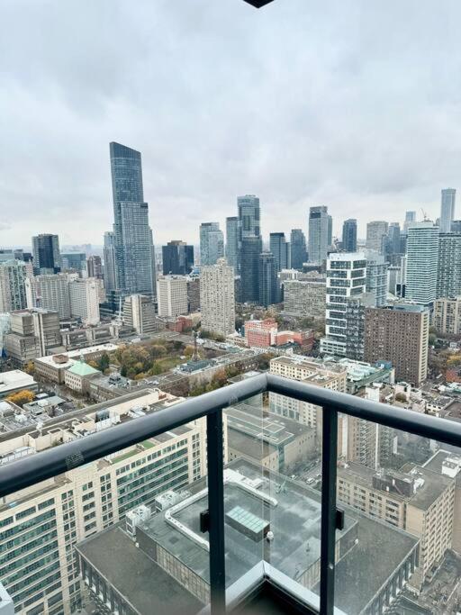 Cozy Condo Near Eatoncentre Mall Toronto Buitenkant foto