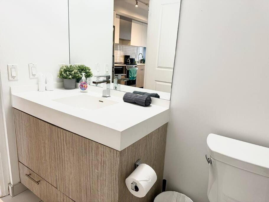 Cozy Condo Near Eatoncentre Mall Toronto Buitenkant foto
