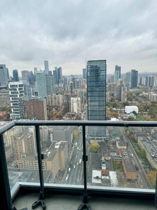 Cozy Condo Near Eatoncentre Mall Toronto Buitenkant foto